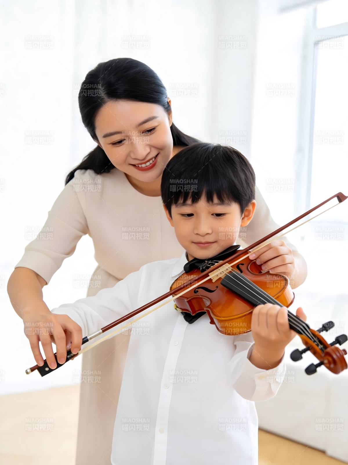 母子共奏小提琴图片