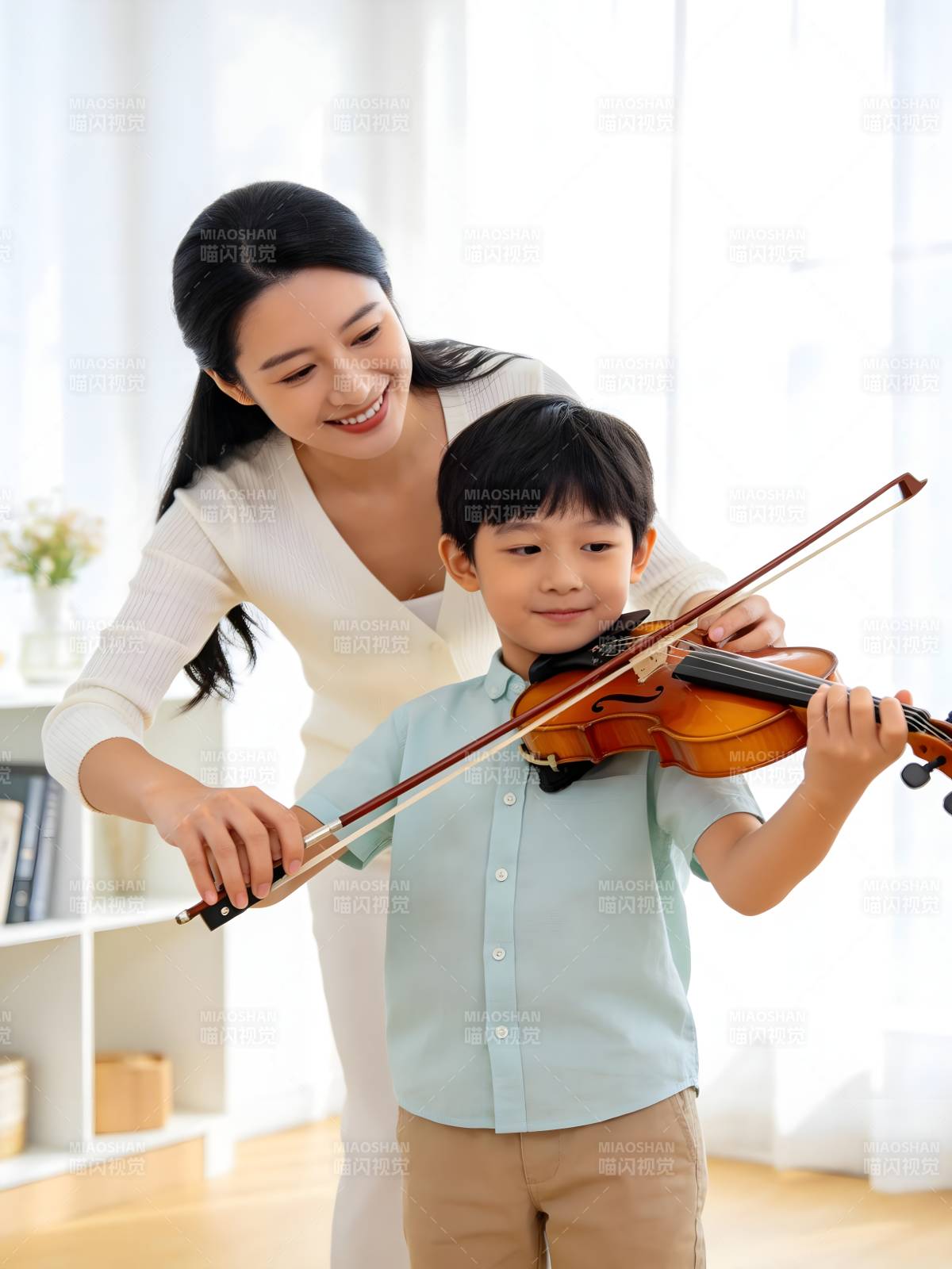 母子共奏小提琴图片