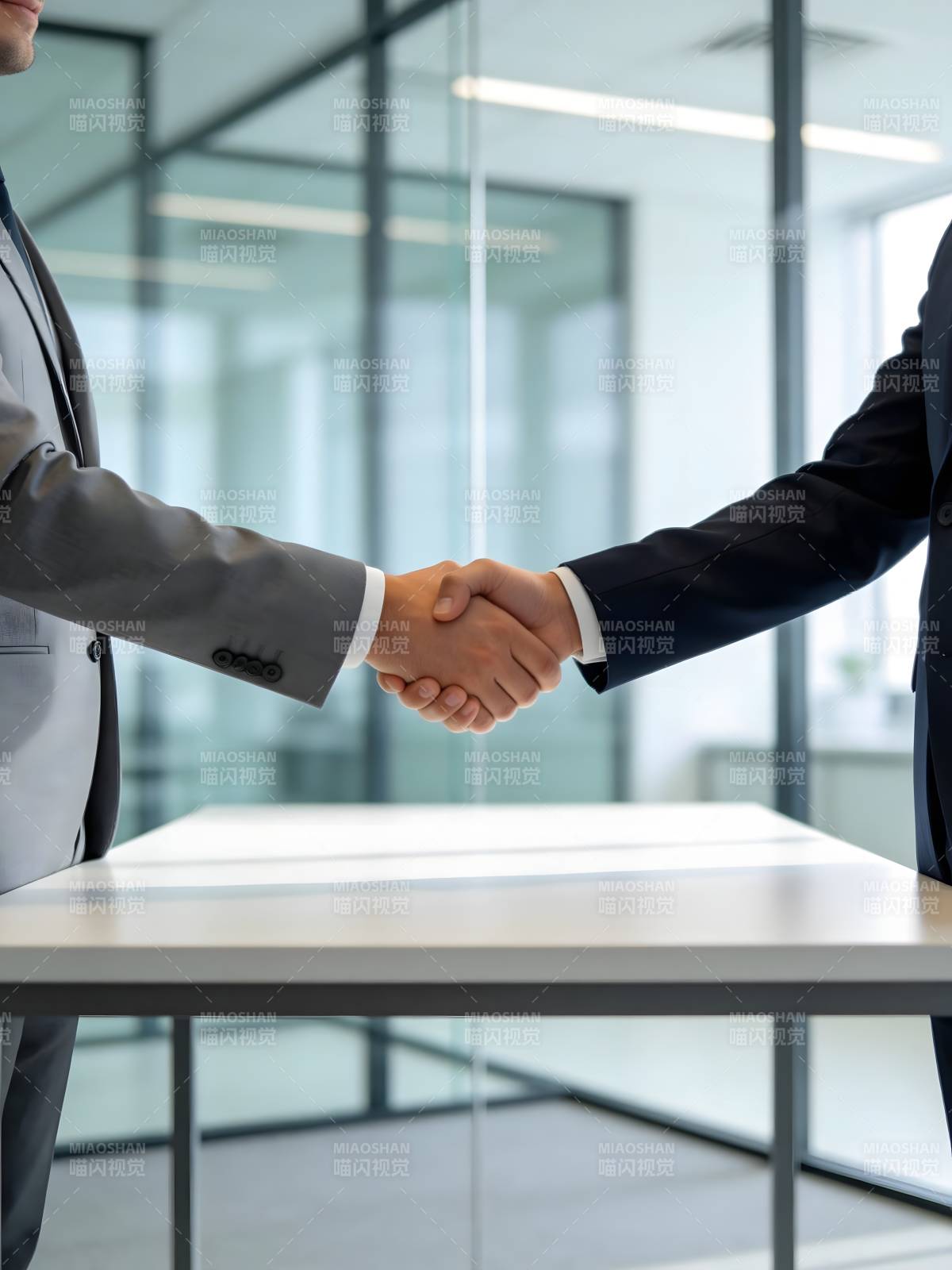 商务握手合作图片