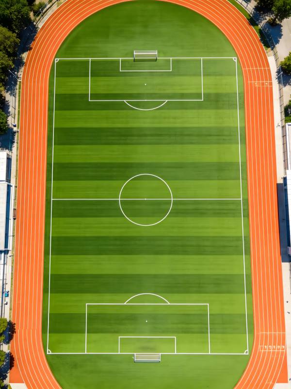 俯瞰足球场与跑道图片