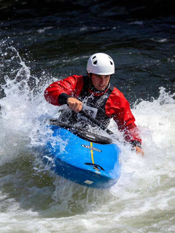 激流勇进 划桨争先图片