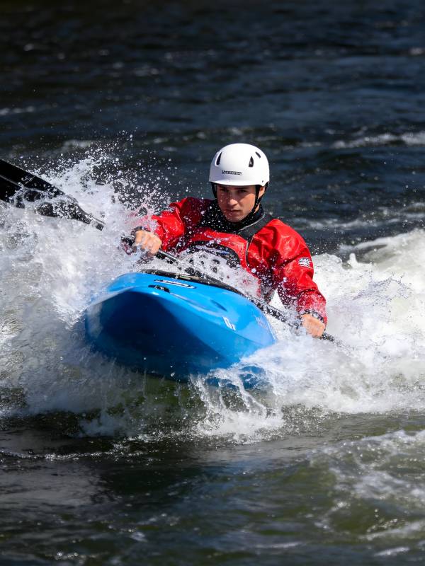 激流勇进划艇手图片