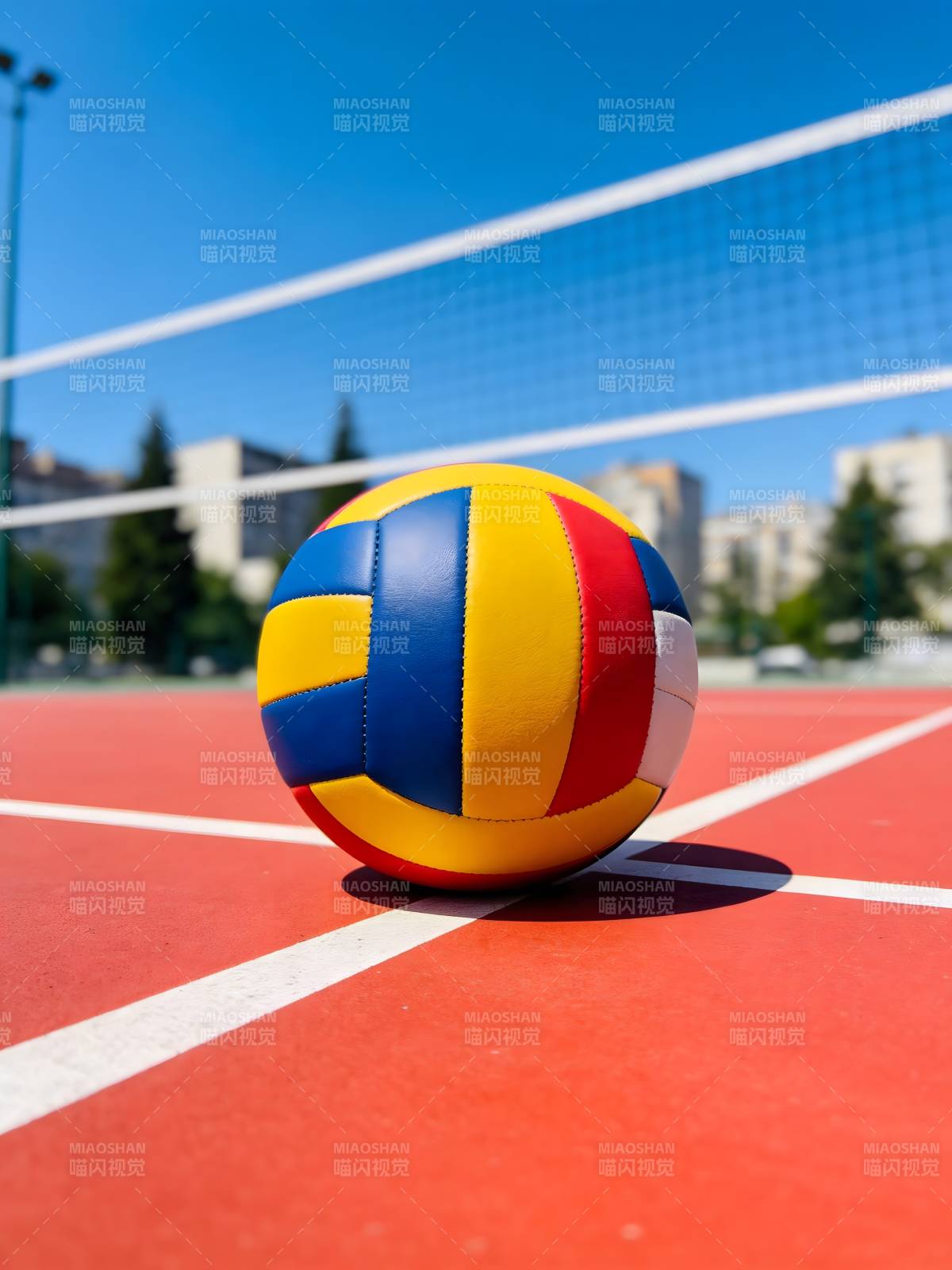排球静置于球场图片