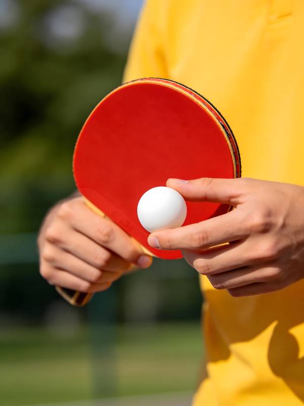 乒乓球拍与球图片