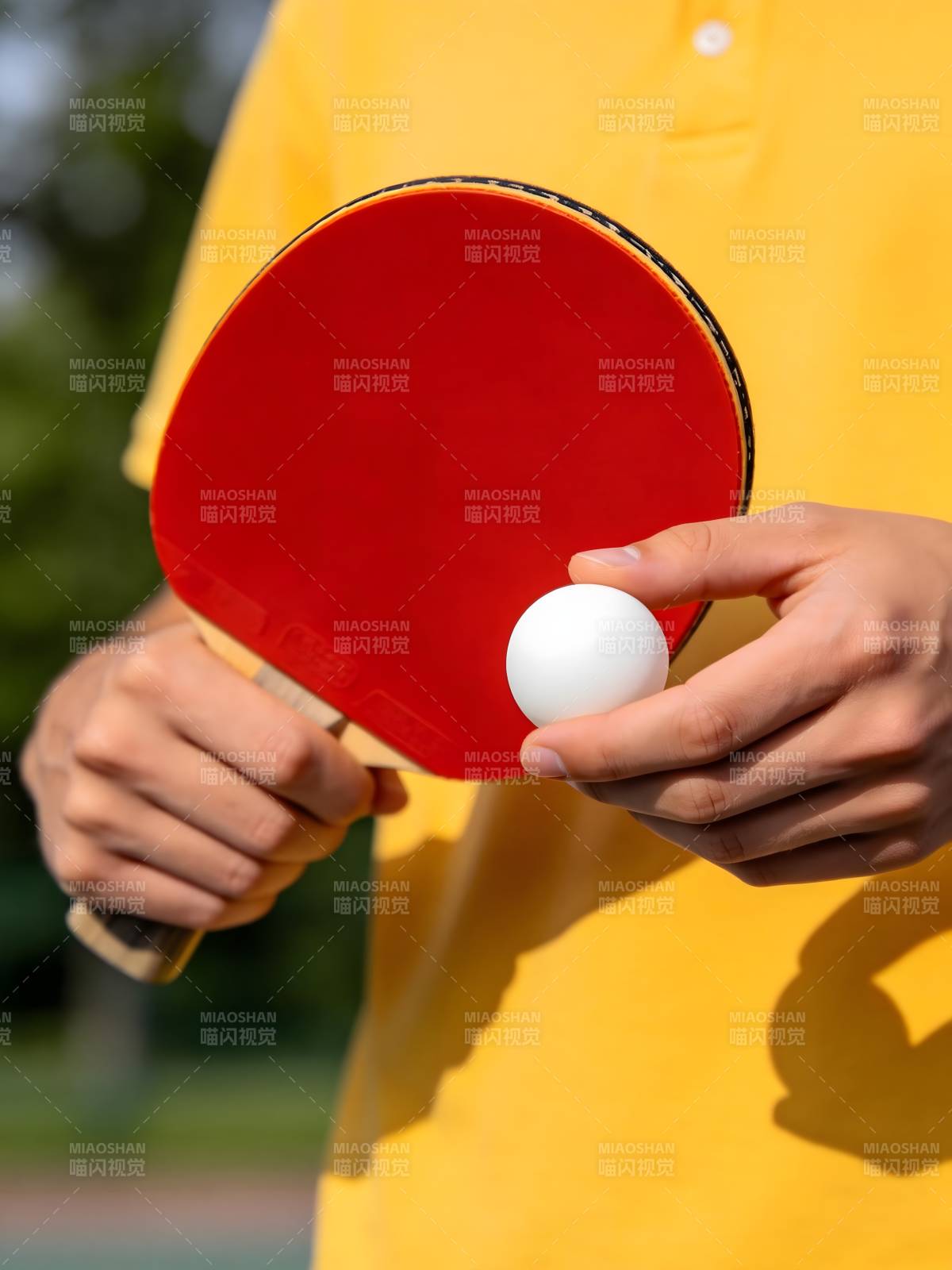 乒乓球手准备击球图片