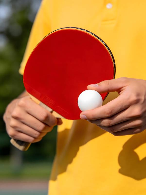 乒乓球手准备击球图片