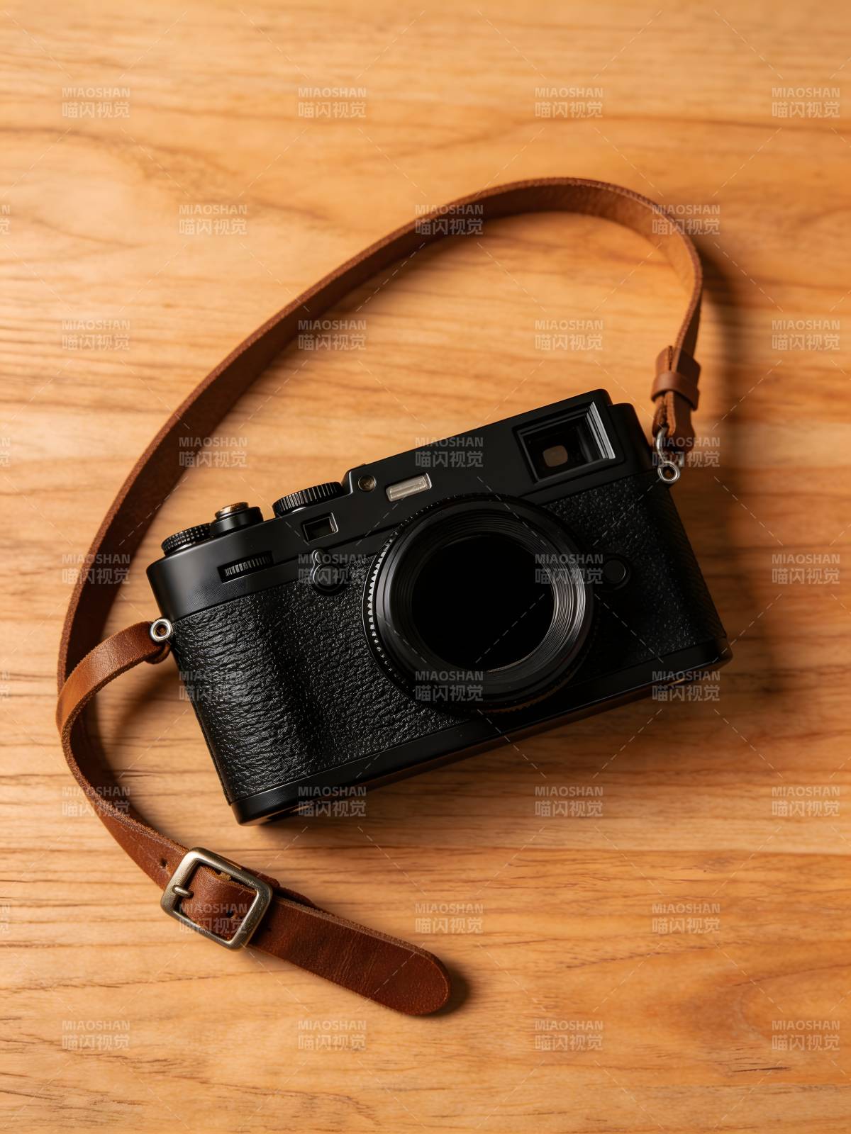 复古相机静置木桌图片