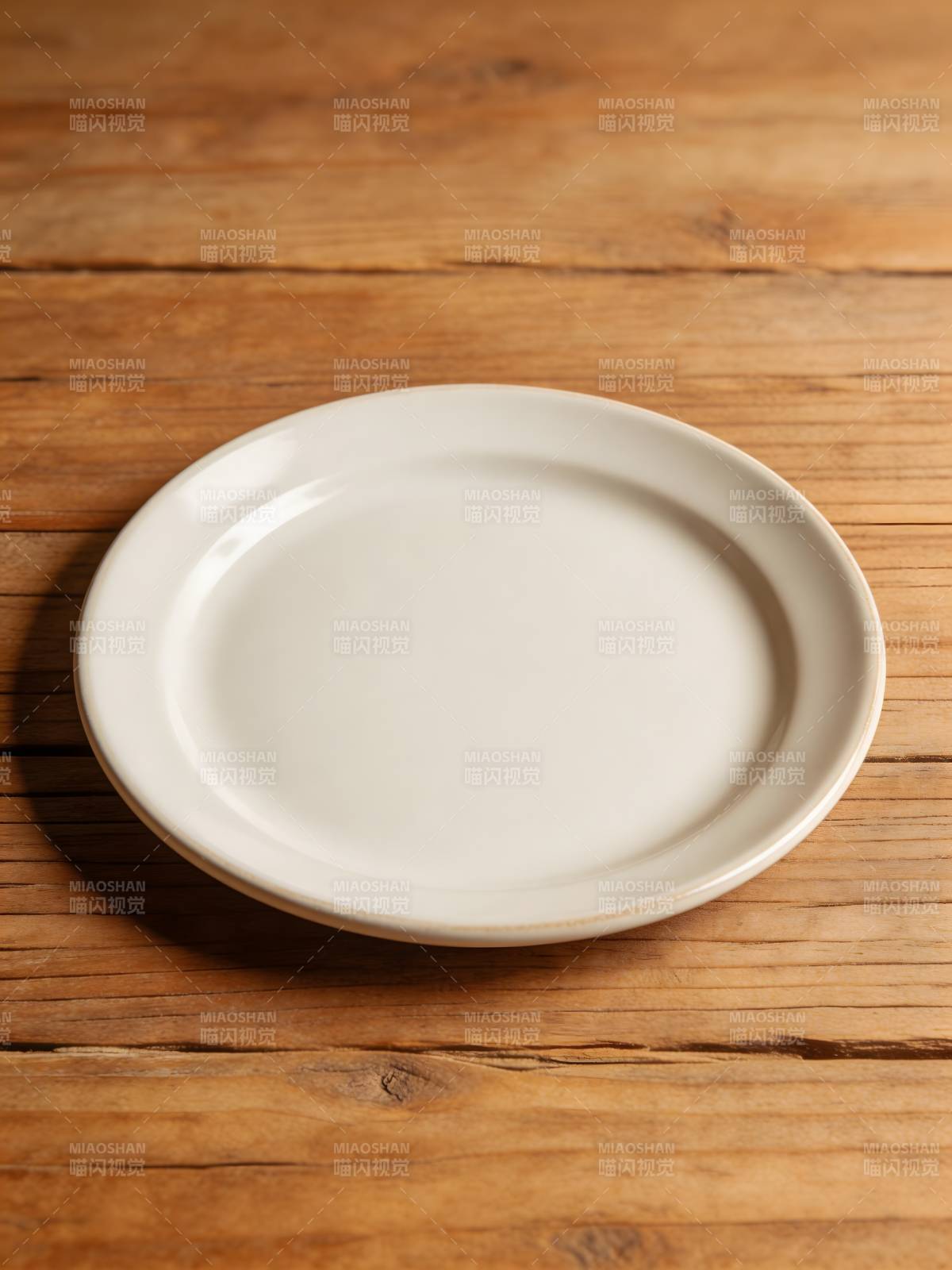 白盘木桌静置图片