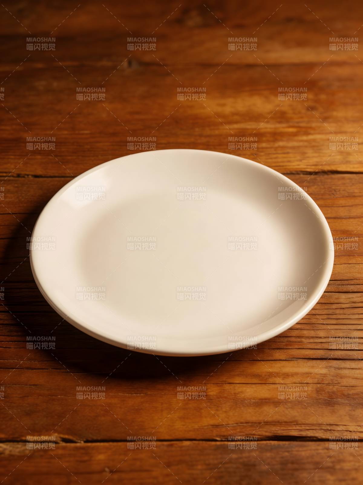 空盘静置木桌图片