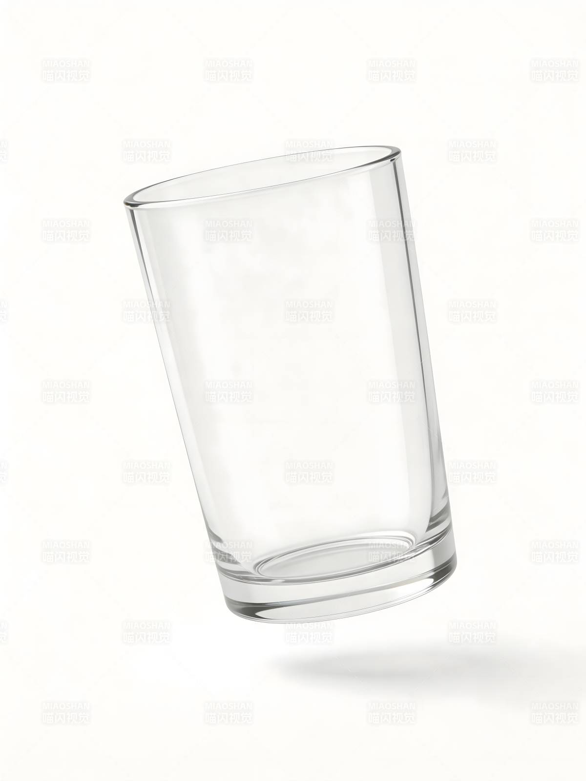 透明玻璃杯悬浮图片