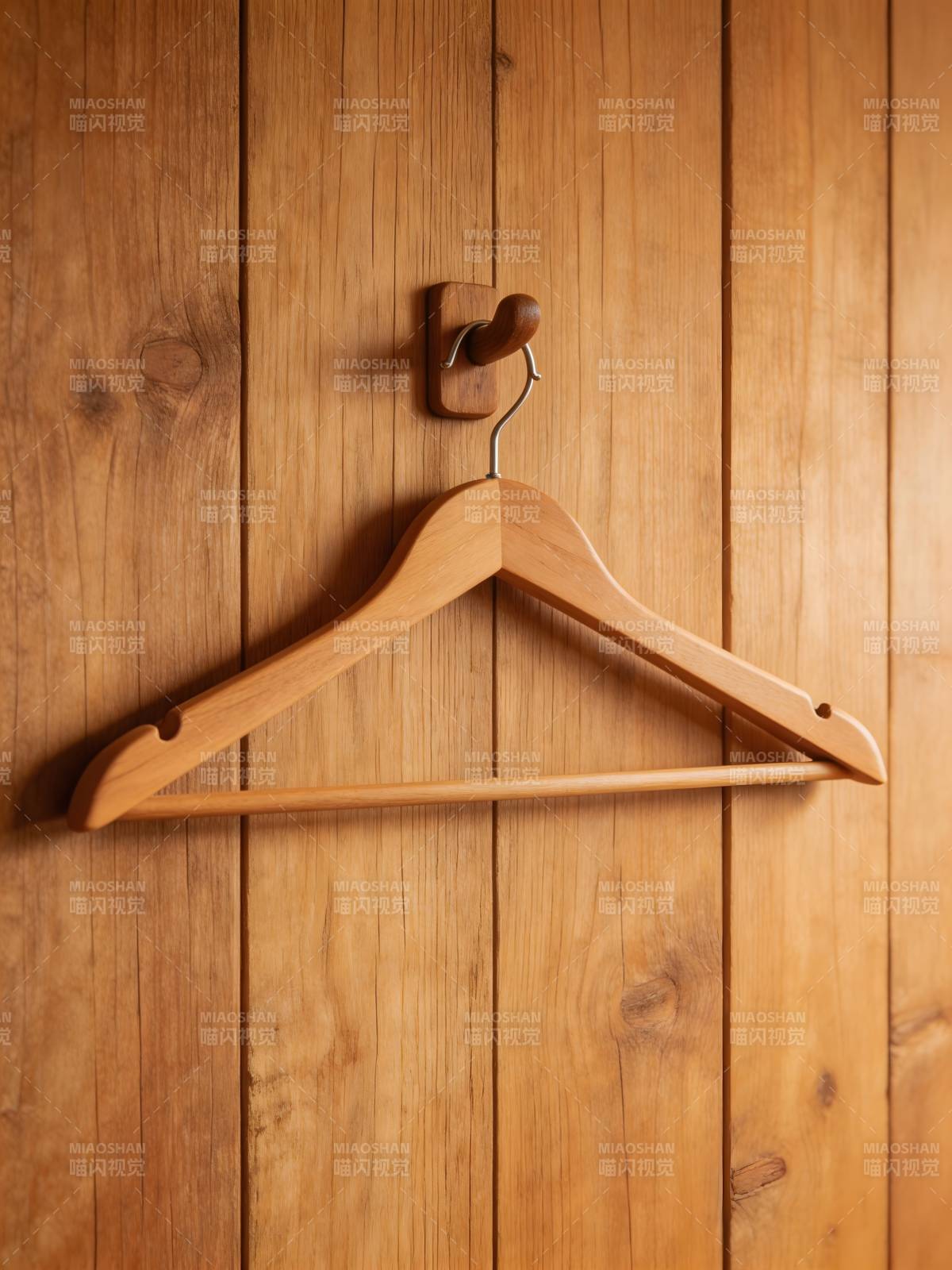 木衣架挂于木墙图片