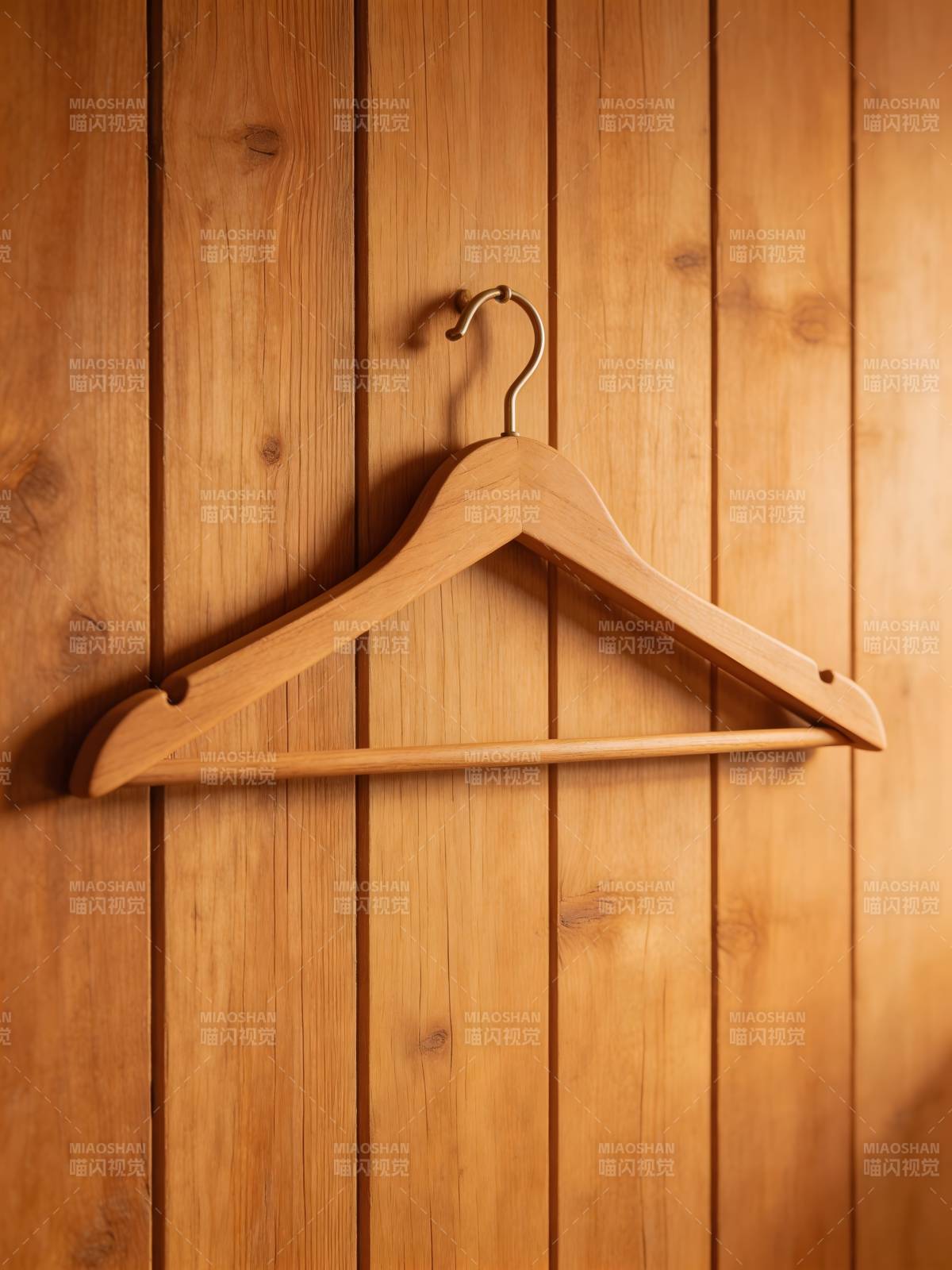 木质衣架挂墙图片