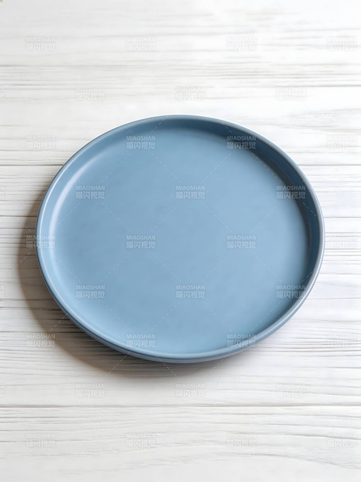 蓝盘静置木桌图片