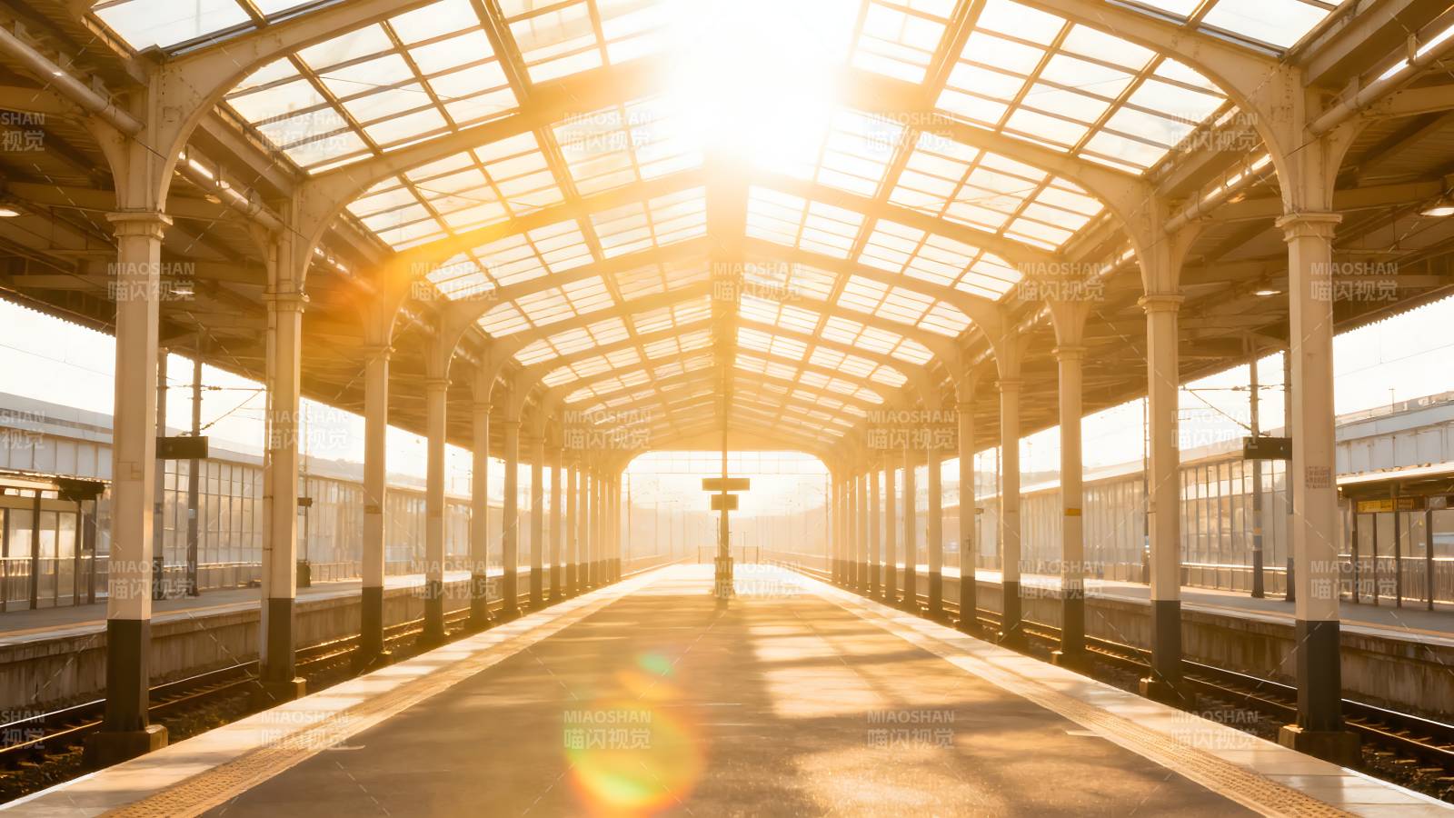阳光洒满站台图片