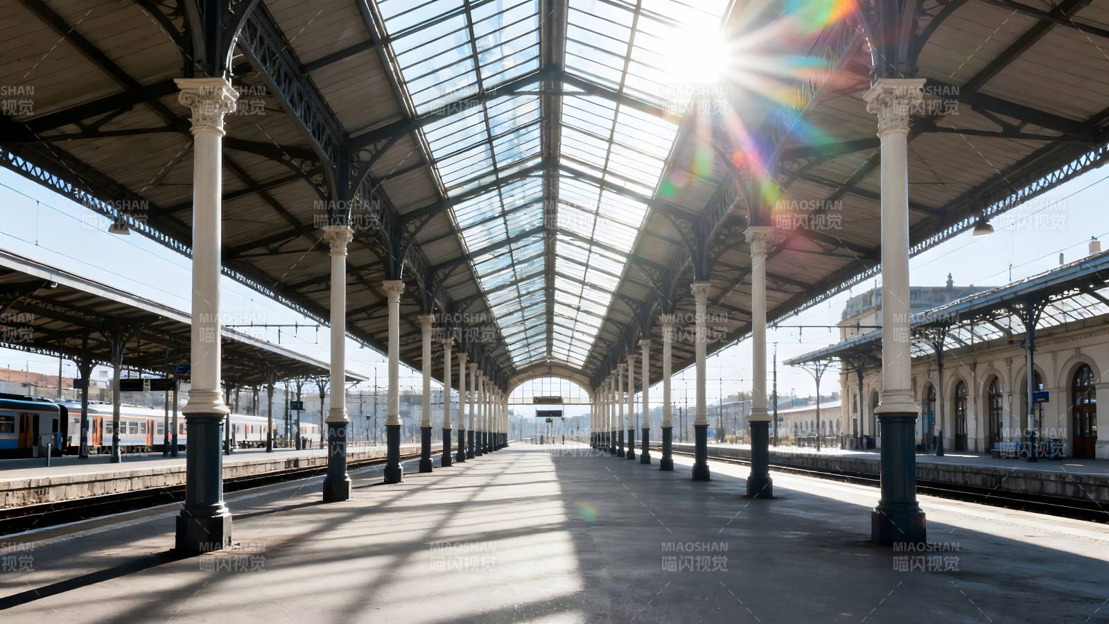 阳光下的车站长廊图片