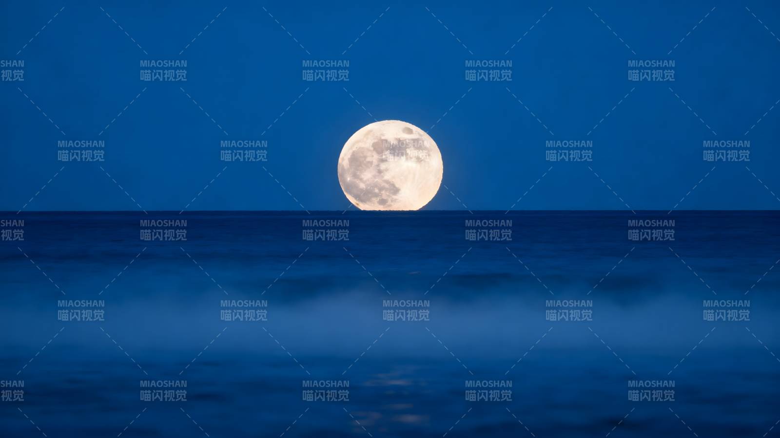 月升海面夜景图片