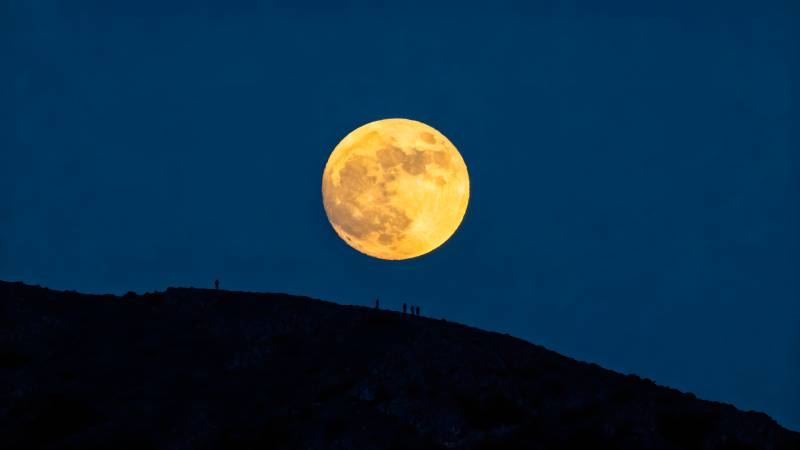 明月高悬山巅图片