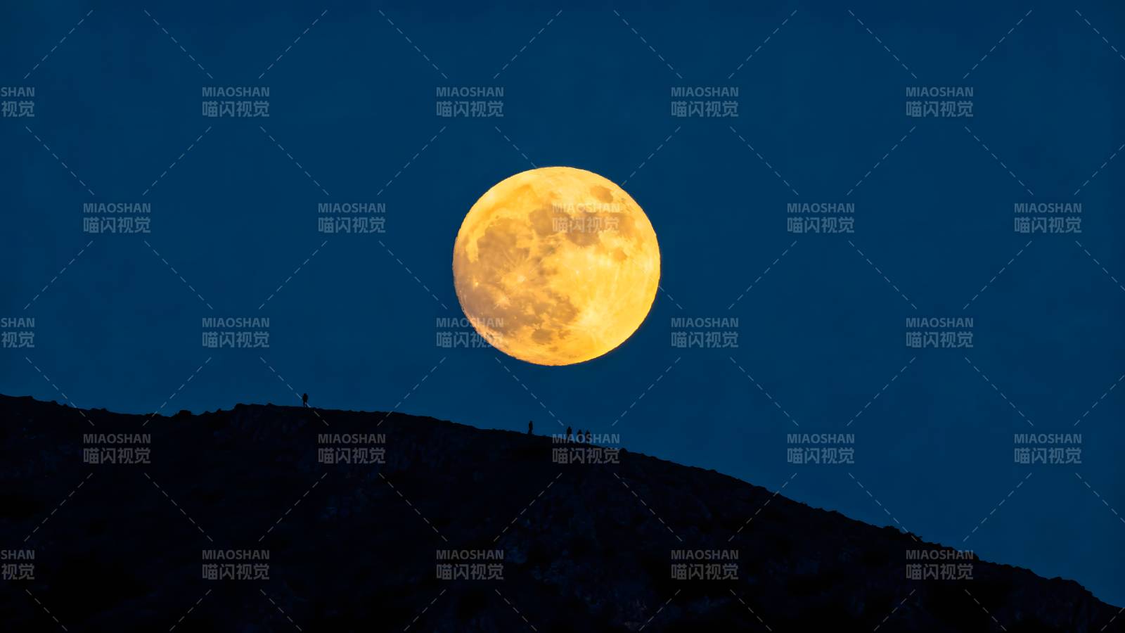 明月高悬山巅图片