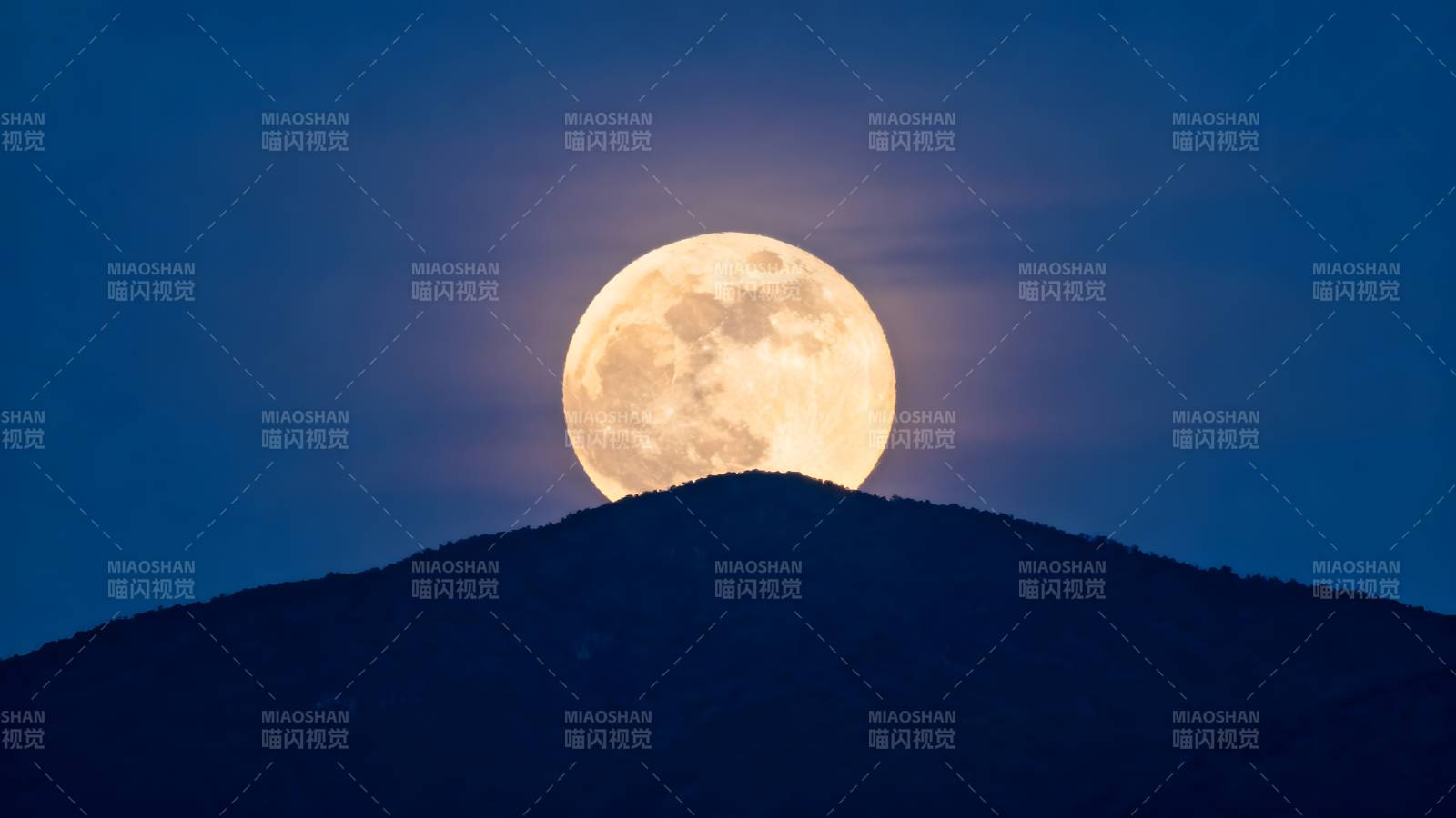 明月升起山巅图片