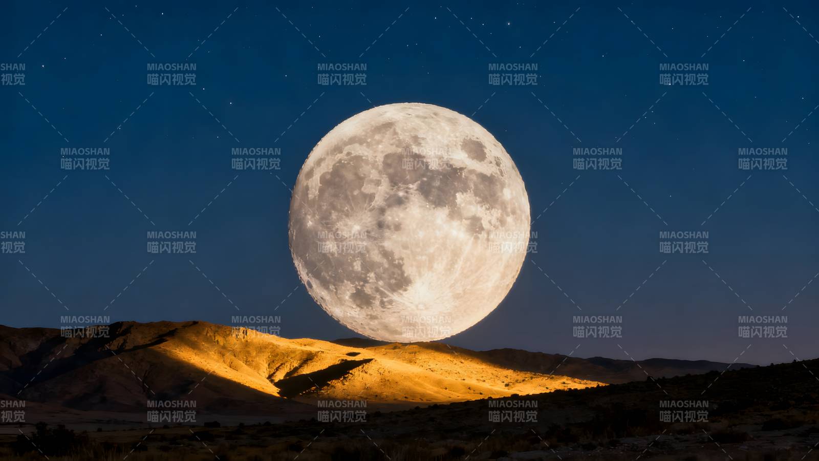 月升沙漠夜图片