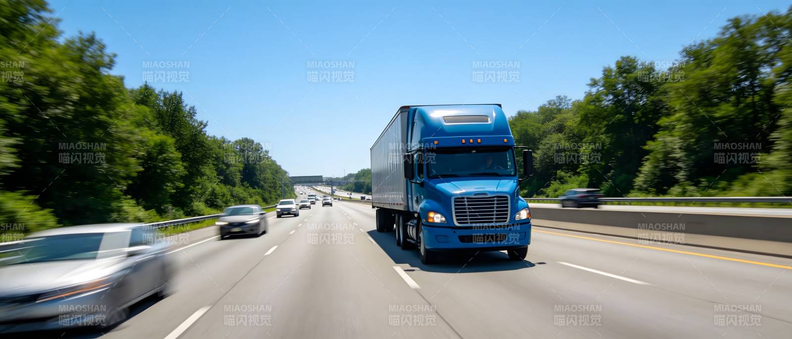 高速公路上的蓝色卡车图片