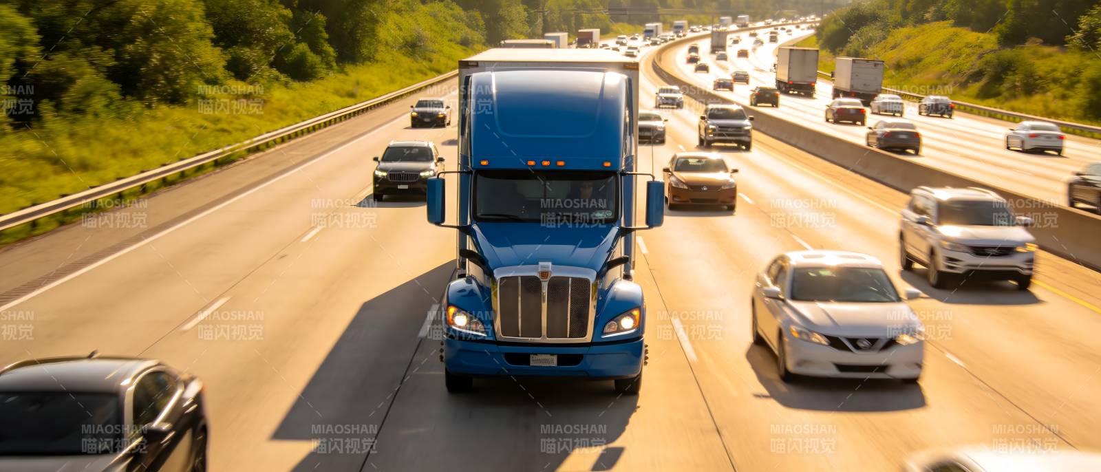 高速公路上的蓝色卡车图片