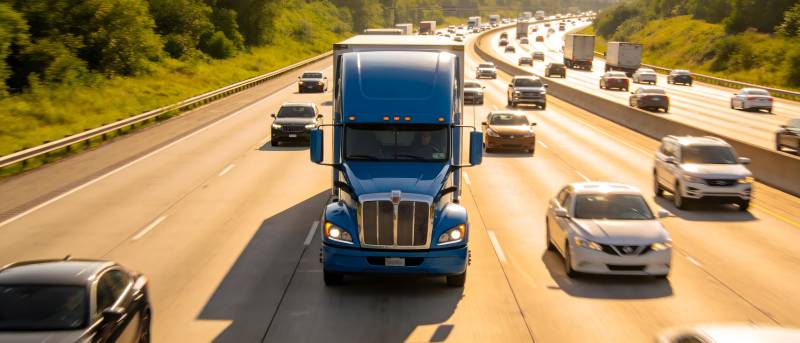 高速公路上的蓝色卡车图片