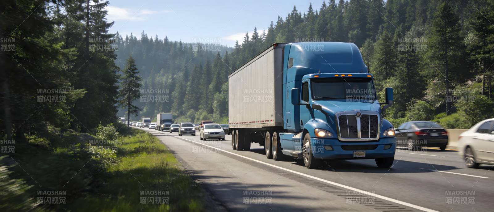 蓝色卡车行驶在林间公路图片