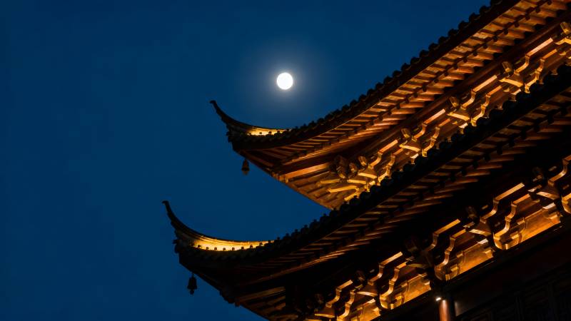 月照古檐夜景图片