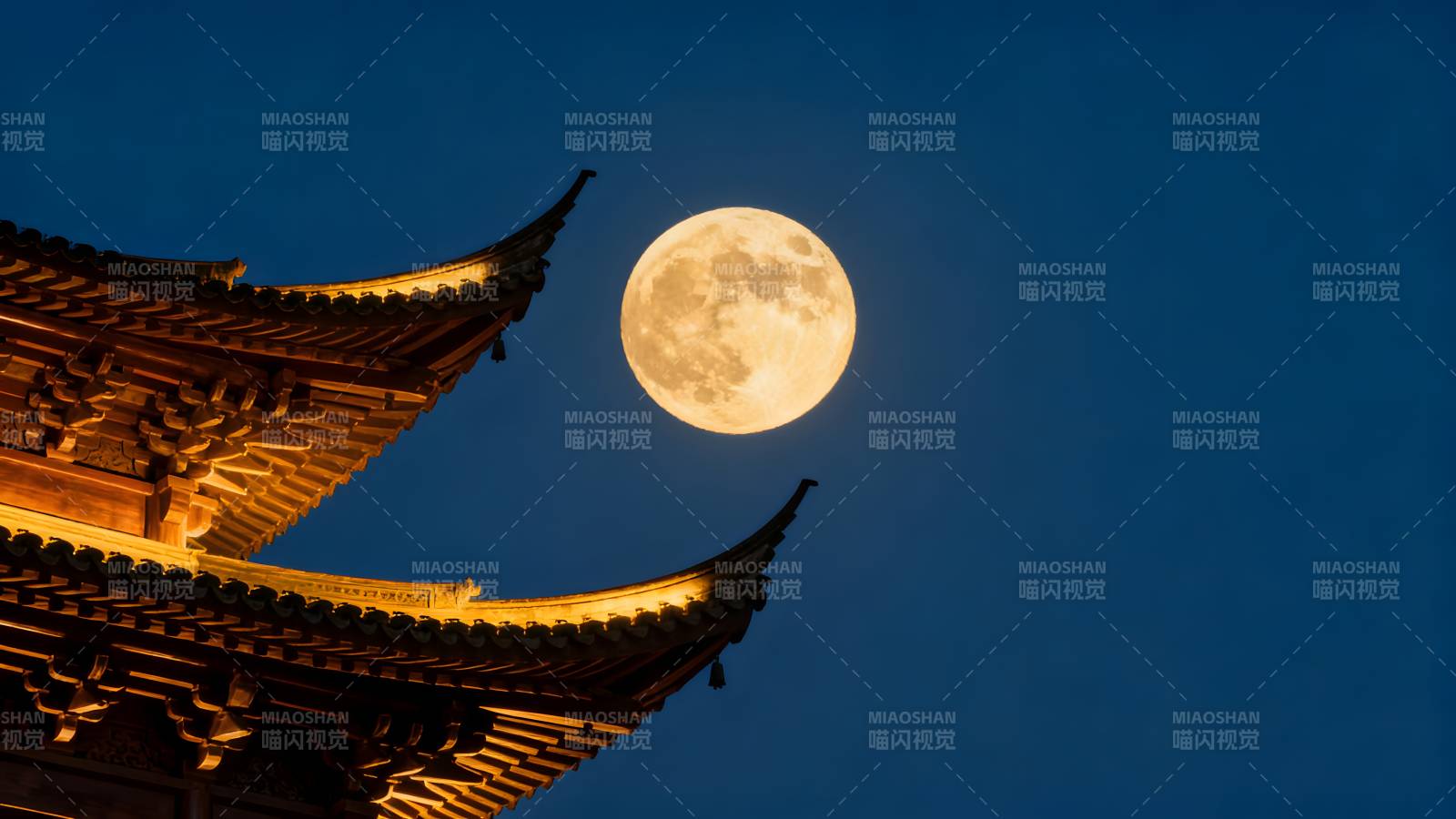 古檐映月夜图片