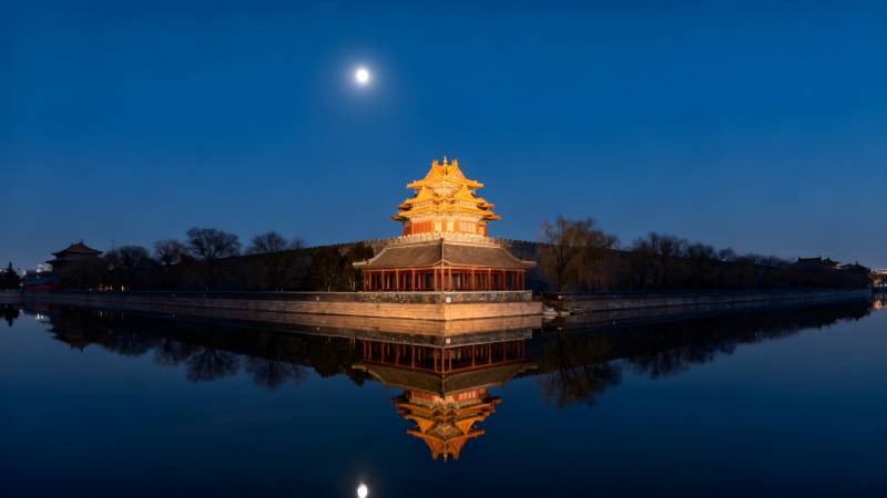 月照古殿映水中图片