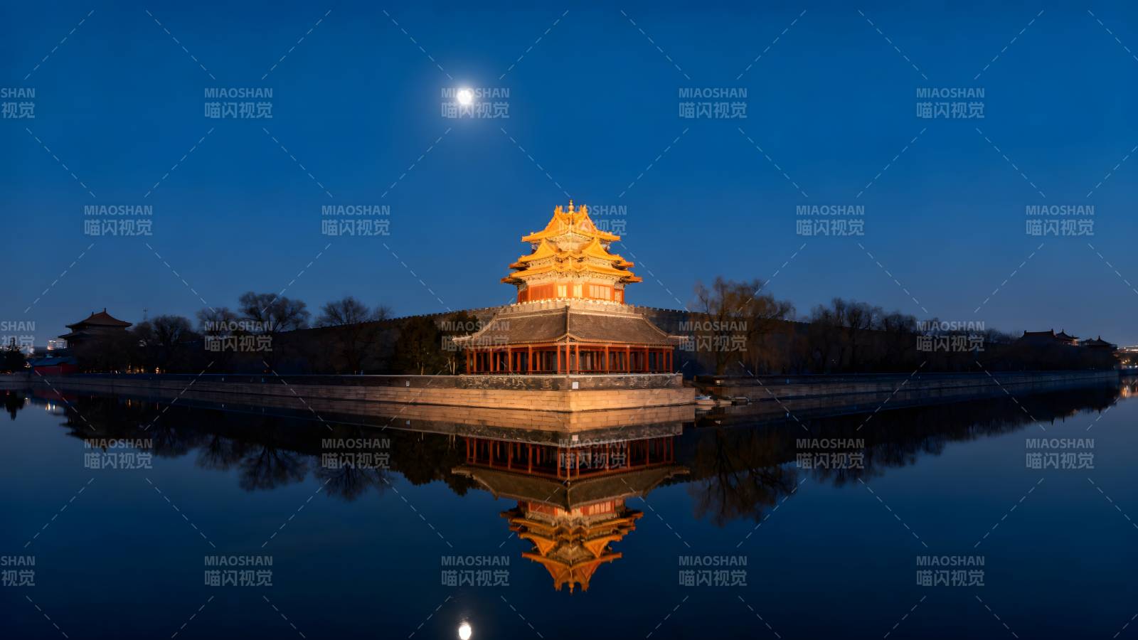 月照古殿映水中图片