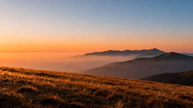晨曦山峦云海图片