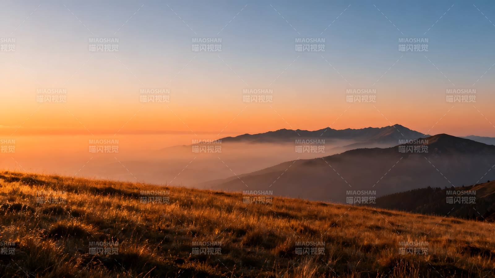 晨曦山峦云海图片