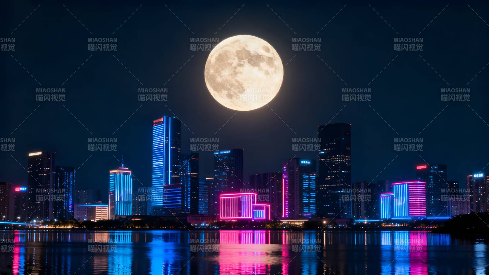 月照霓虹城市夜景图片