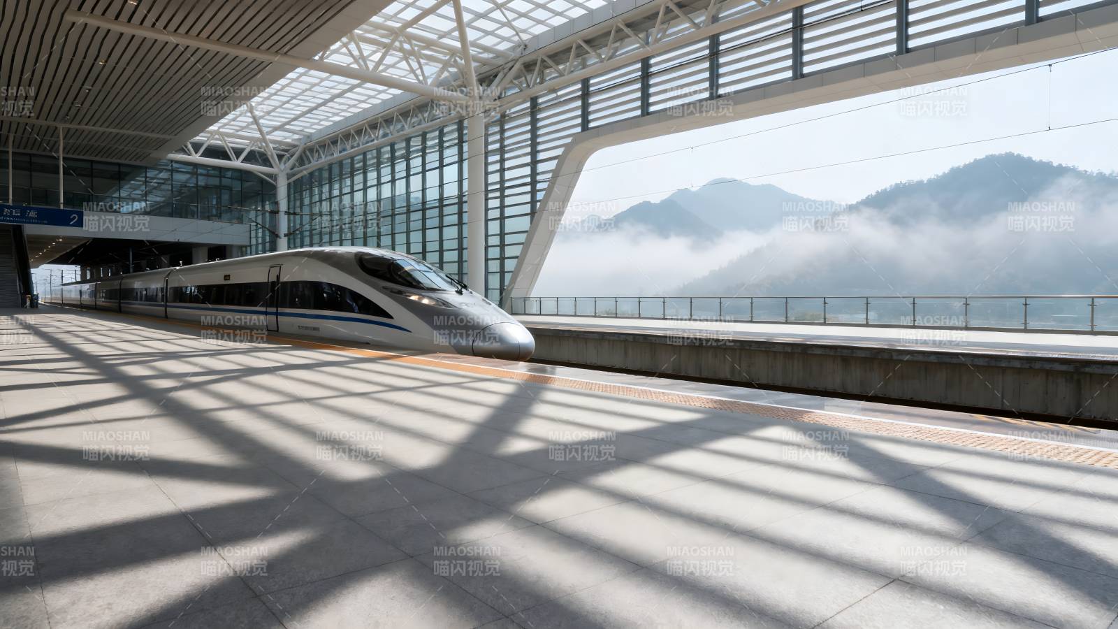 高铁站台静候列车图片
