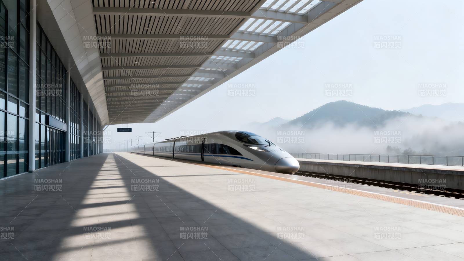 高铁进站 山雾缭绕图片