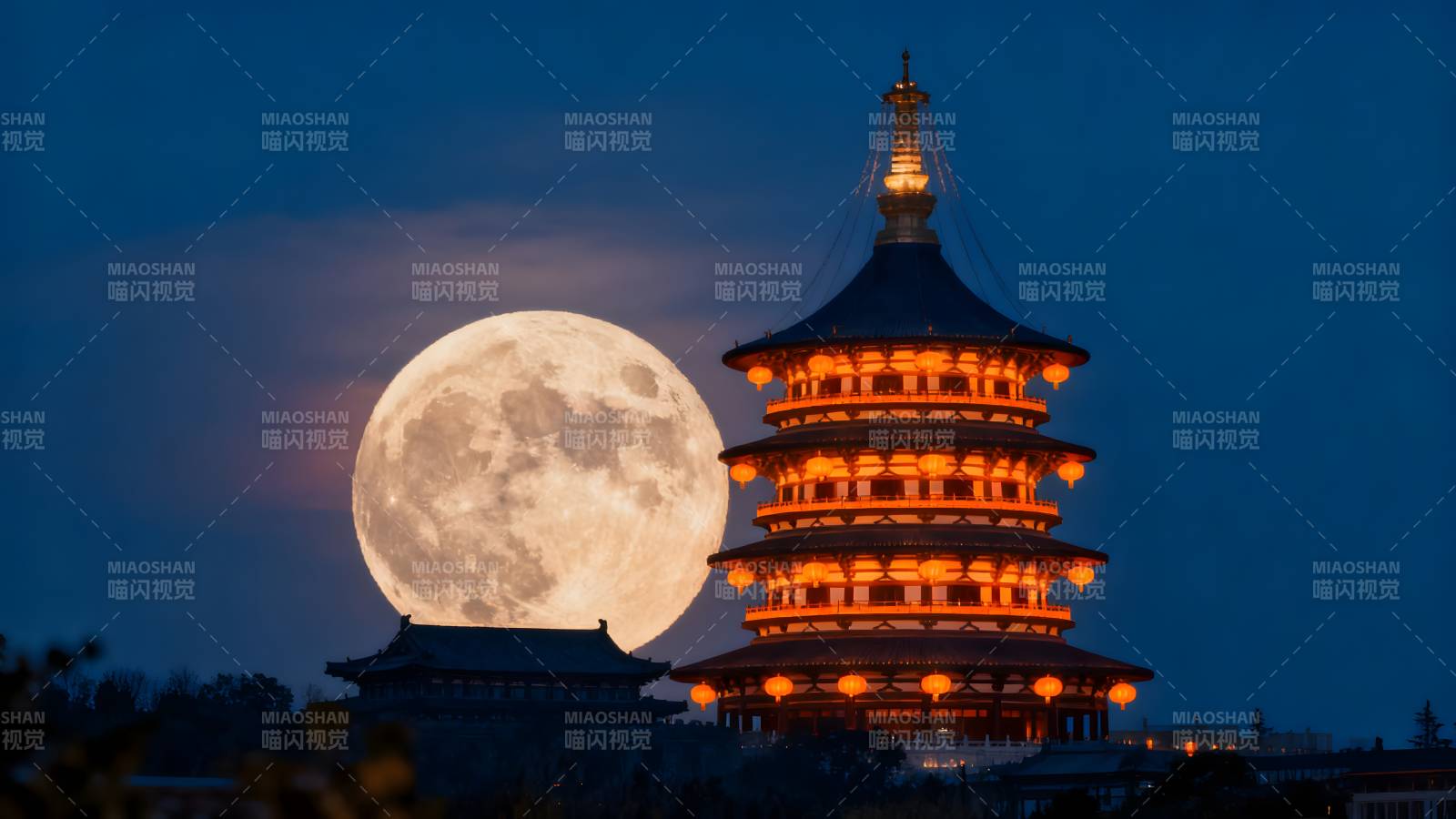 月照古塔夜景图片