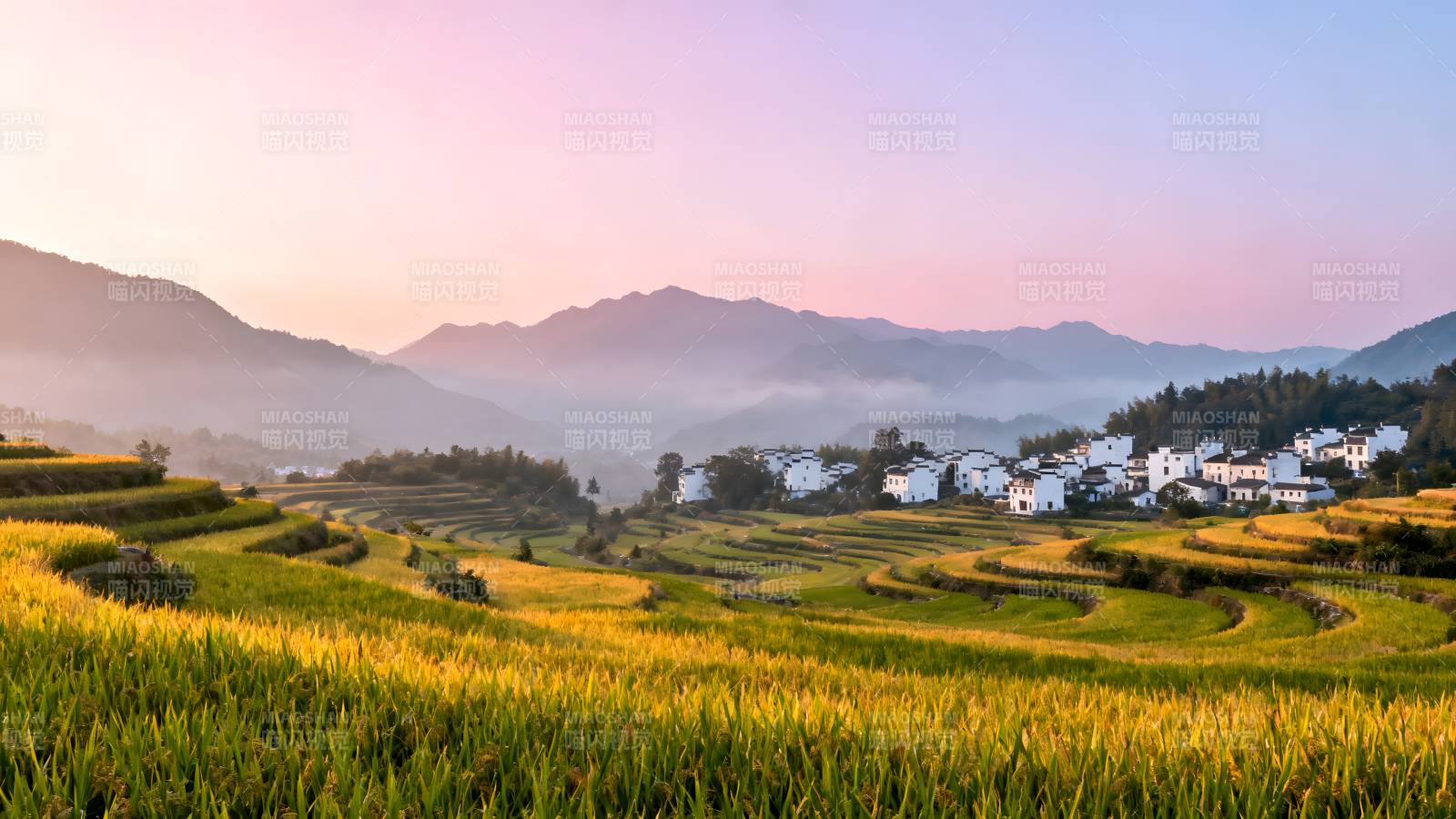 梯田晨曦山居图图片