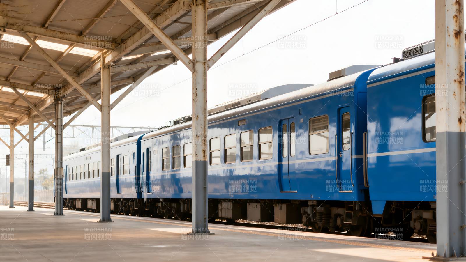 蓝色列车停靠站台图片