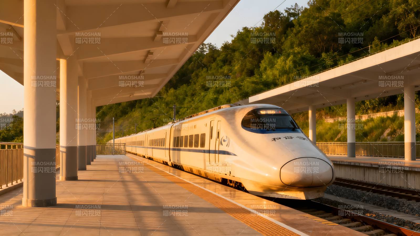 高铁进站瞬间图片