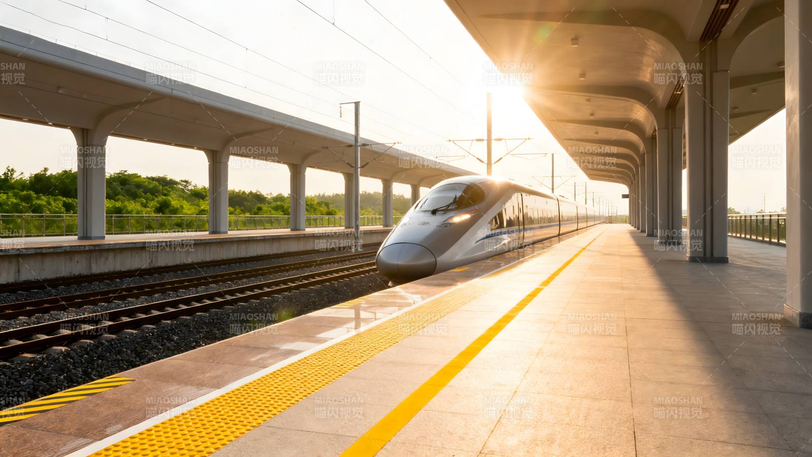 高铁进站 阳光洒落图片