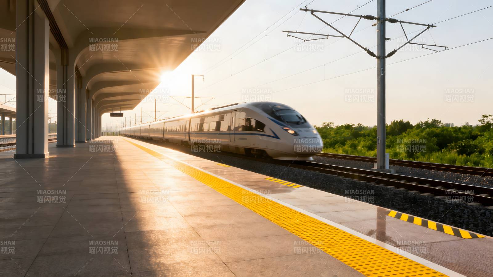 高铁进站 阳光洒落图片