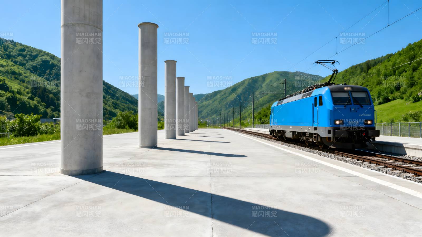 蓝色火车驶入站台图片