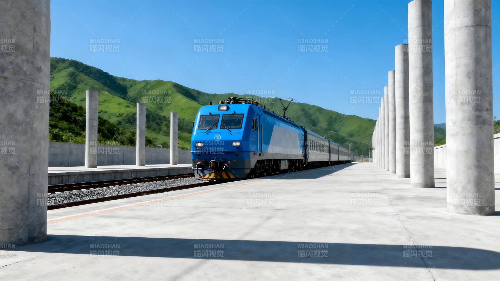 蓝色列车穿行山间图片