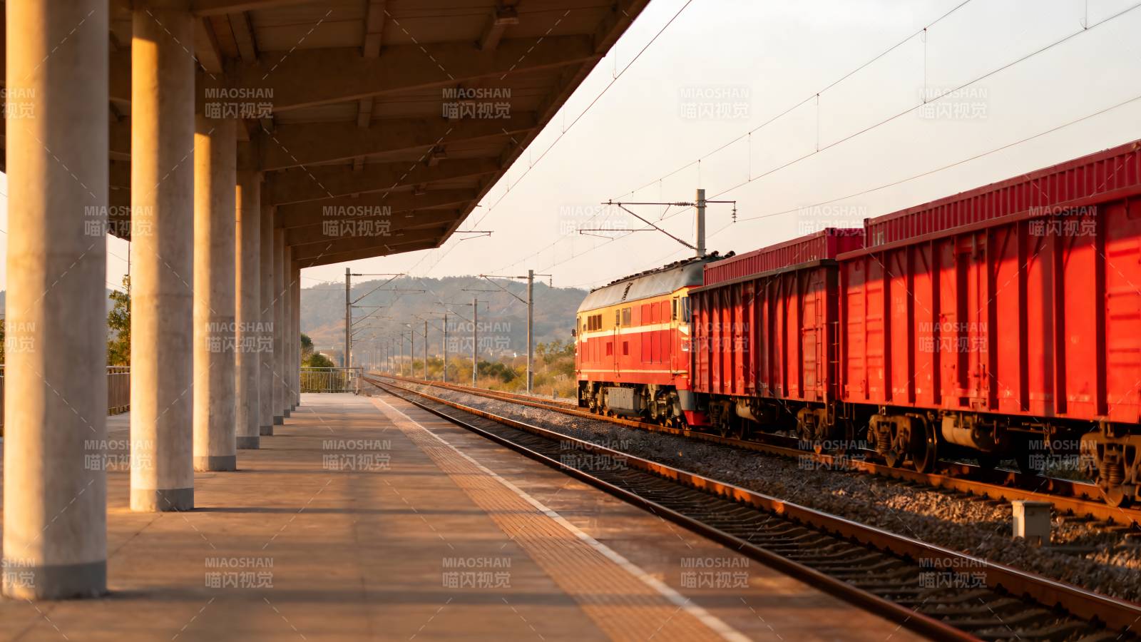 红火车进站图片