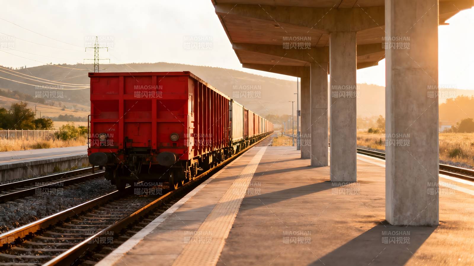 夕阳下的货运列车图片