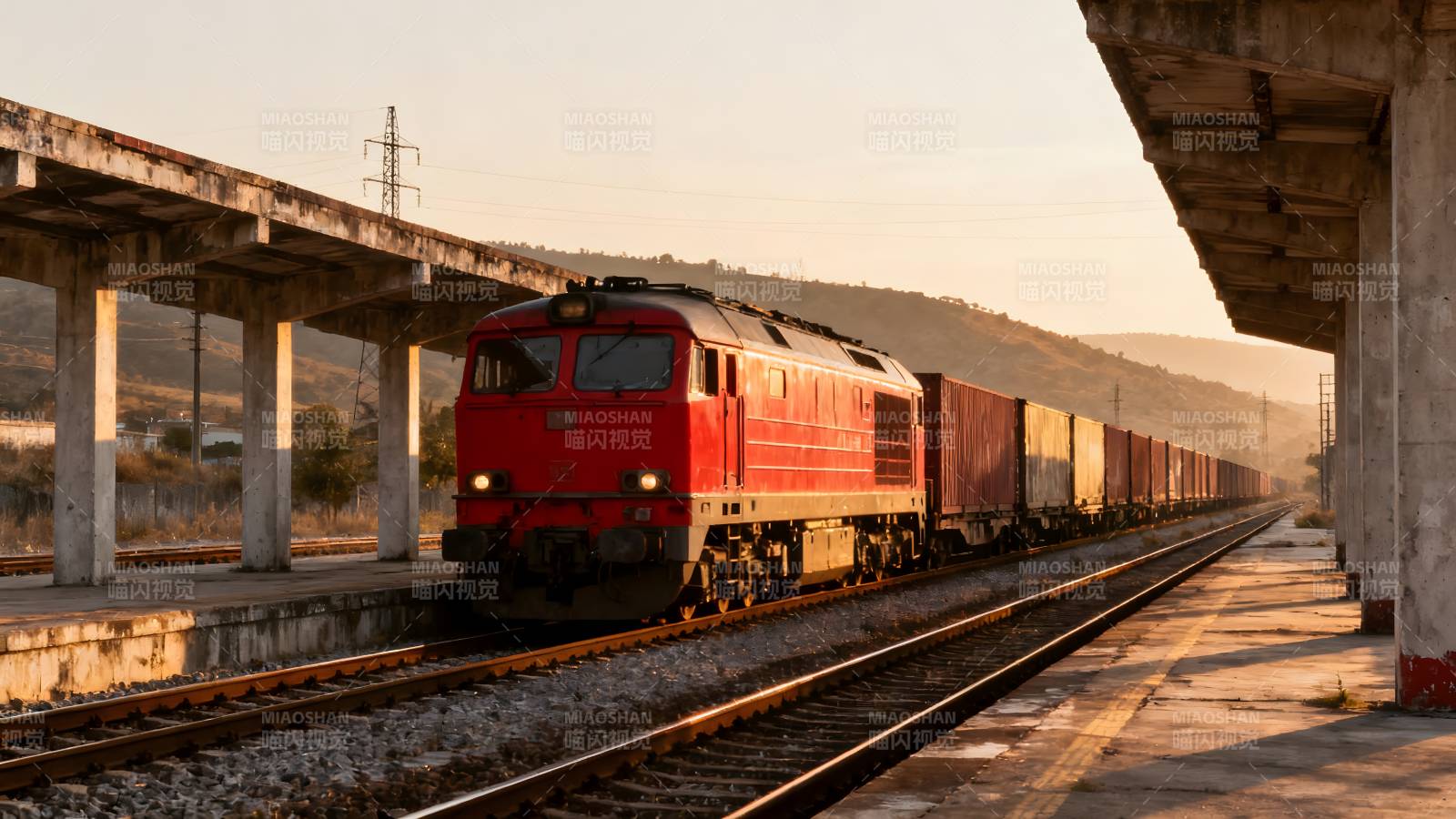 红色火车驶过站台图片