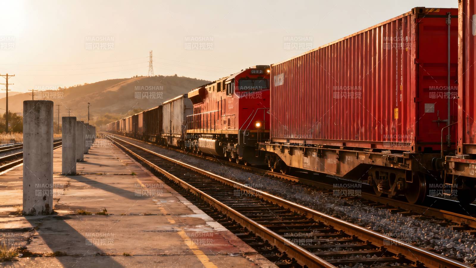 夕阳下的货运列车图片