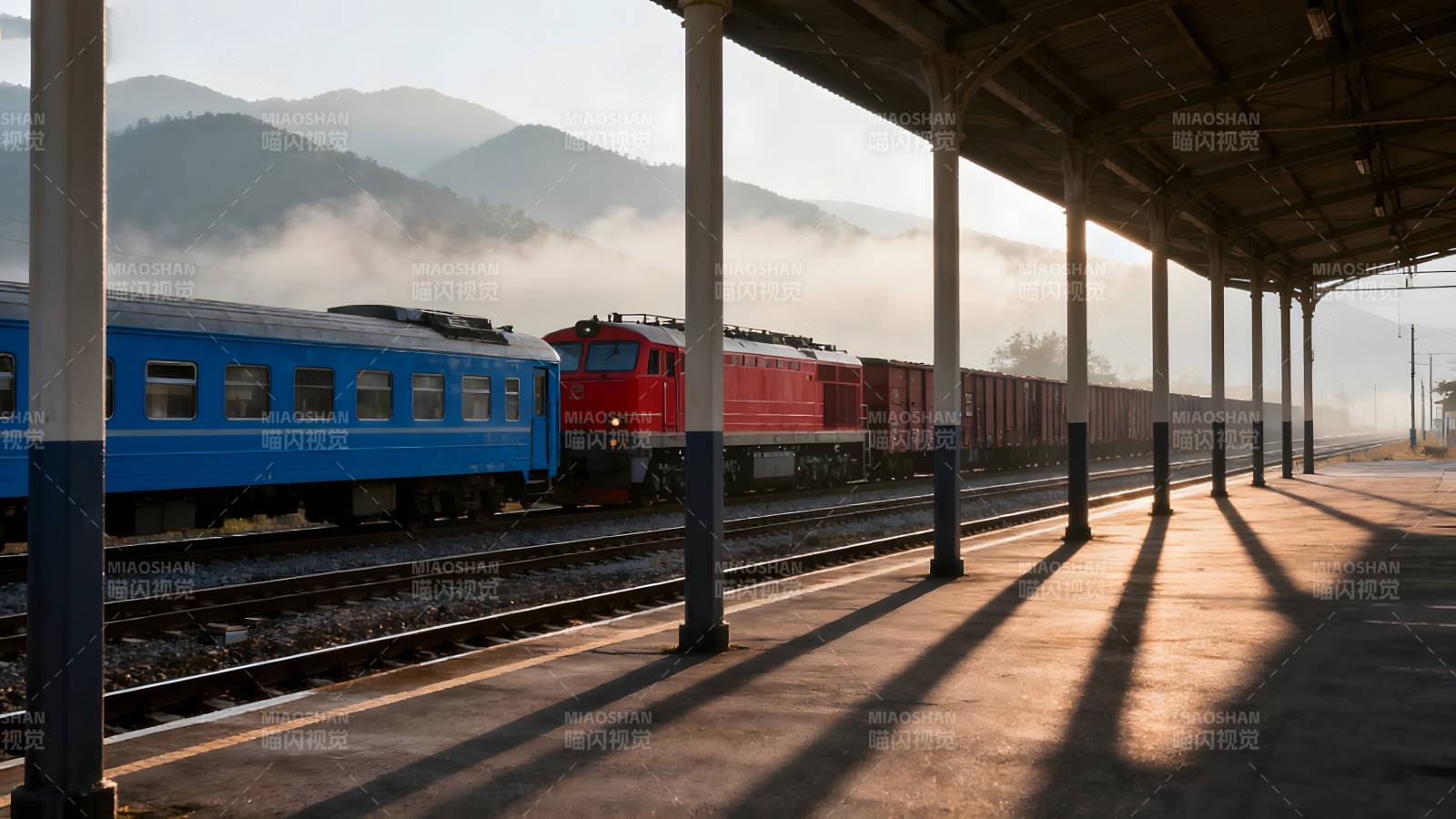 晨光中的火车站图片